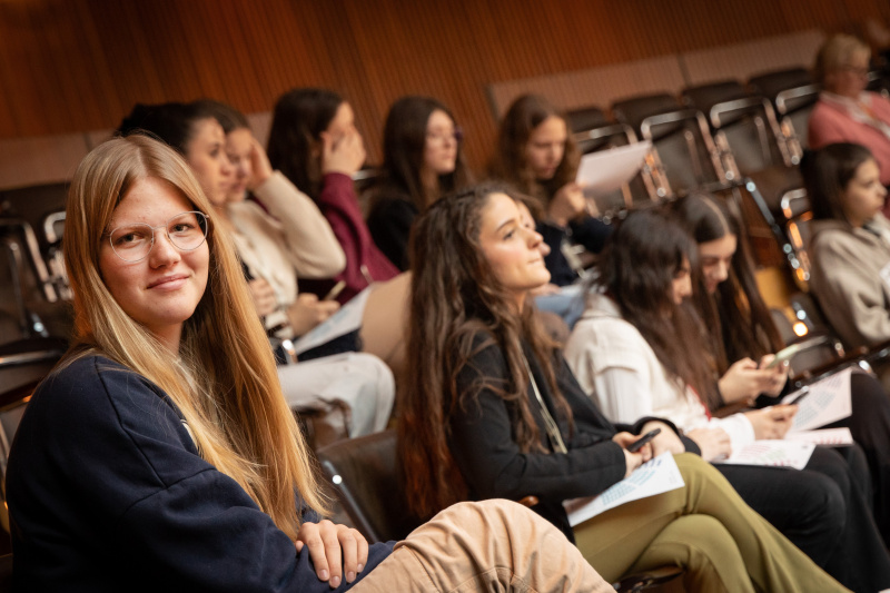 Teilnehmerinnen beim Girl's Day besuchen die 209. Nationalratssitzung