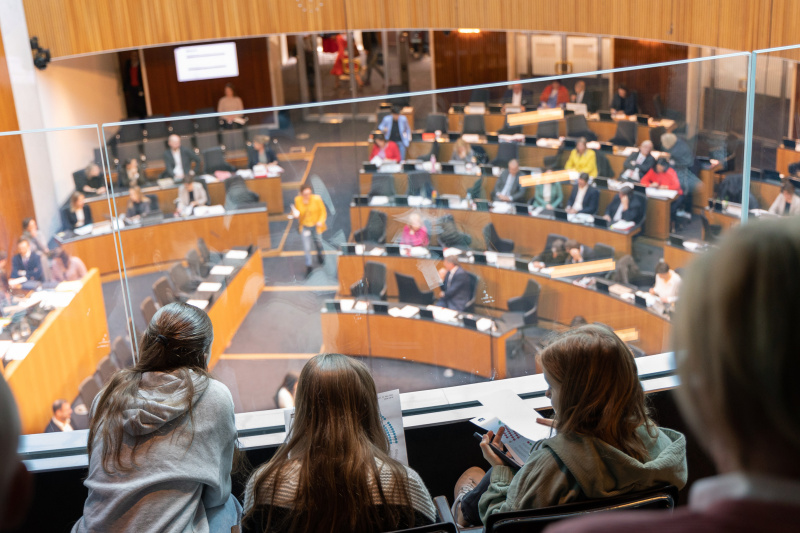 Teilnehmerinnen beim Girl's Day besuchen die 209. Nationalratssitzung