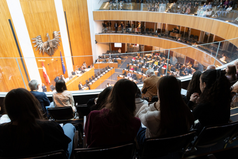 Teilnehmerinnen beim Girl's Day besuchen die 209. Nationalratssitzung