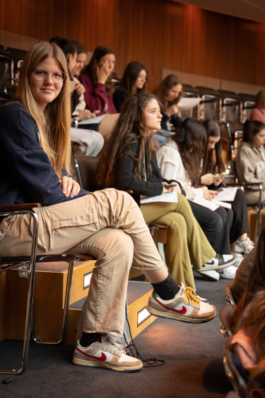 Teilnehmerinnen beim Girl's Day besuchen die 209. Nationalratssitzung