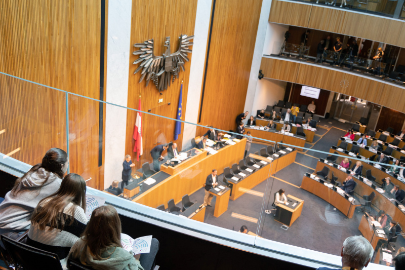 Teilnehmerinnen beim Girl's Day besuchen die 209. Nationalratssitzung
