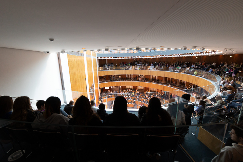 Teilnehmerinnen beim Girl's Day besuchen die 209. Nationalratssitzung