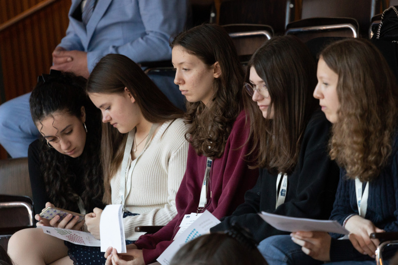 Teilnehmerinnen beim Girl's Day besuchen die 209. Nationalratssitzung