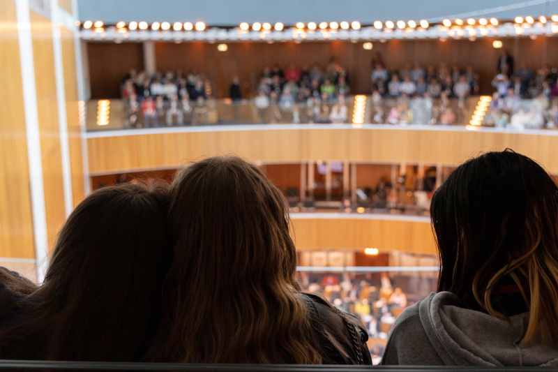 Teilnehmerinnen beim Girl's Day besuchen die 209. Nationalratssitzung