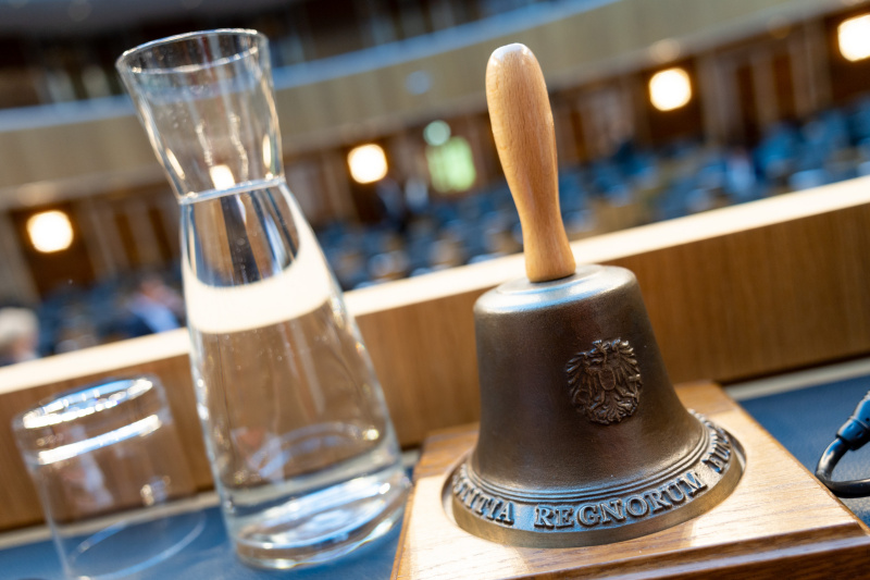 Blick vom Präsidium ins Plenum mit Glocke