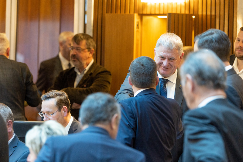 Angelobung von Nationalratsabgeordnetem Maximilian Linder (FPÖ). Abgeordnete gratulieren