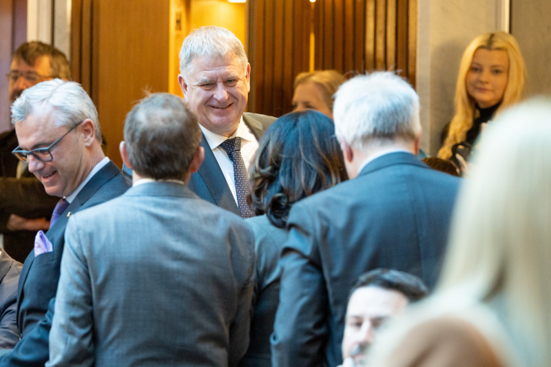 Angelobung von Nationalratsabgeordnetem Maximilian Linder (FPÖ). Abgeordnete gratulieren