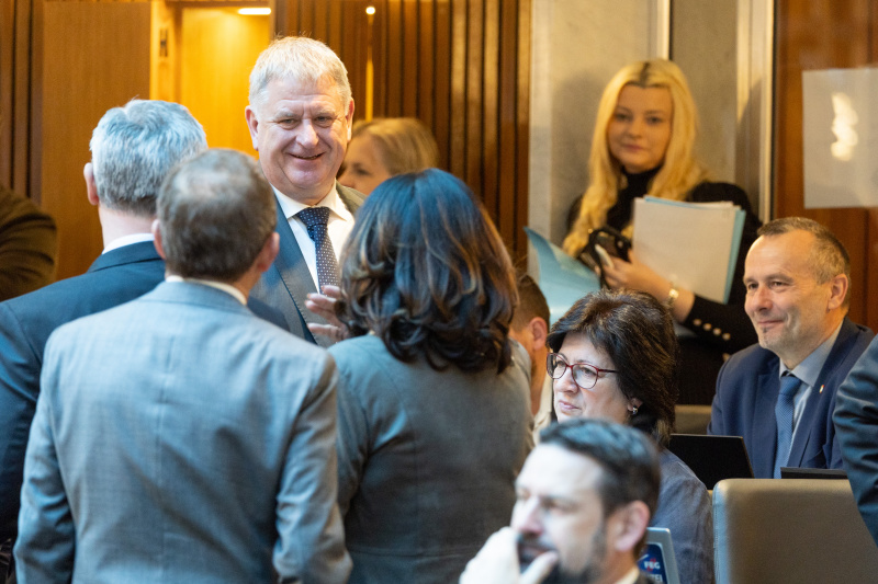 Angelobung von Nationalratsabgeordnetem Maximilian Linder (FPÖ). Abgeordnete gratulieren