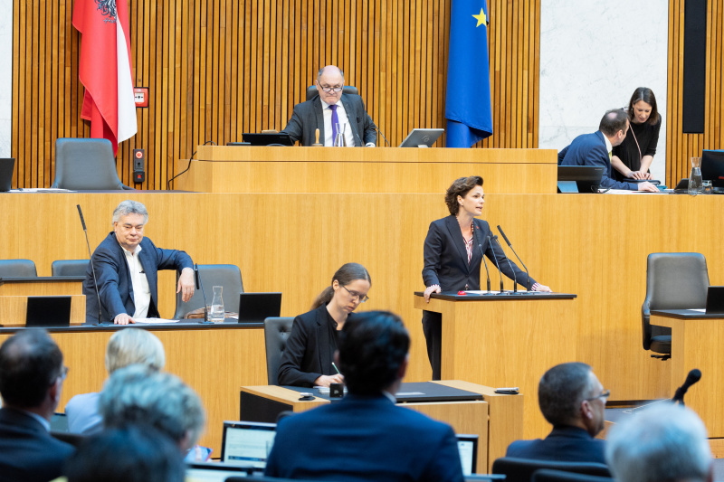 Nationalratspräsident Wolfgang Sobotka (ÖVP) am Präsidium, Klubobfrau Pamela Rendi-Wagner (SPÖ) am Rednerpult, Vizekanzler Werner Kogler (GRÜNE) auf der Regierungsbank