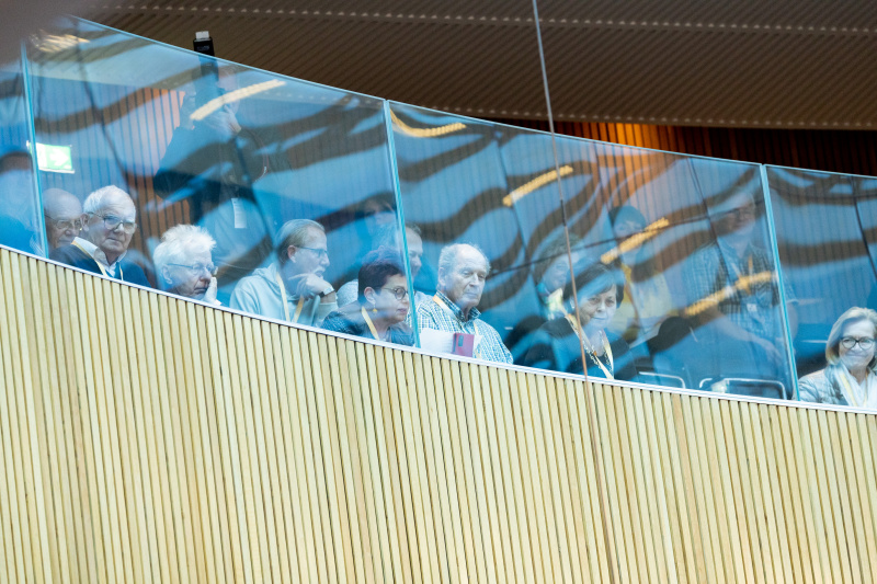 Besucher:innen auf der Galerie