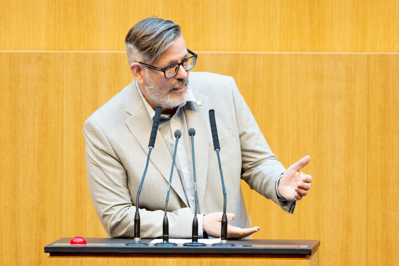 Nationalratsabgeordneter Ralph Schallmeiner (GRÜNE) am Rednerpult