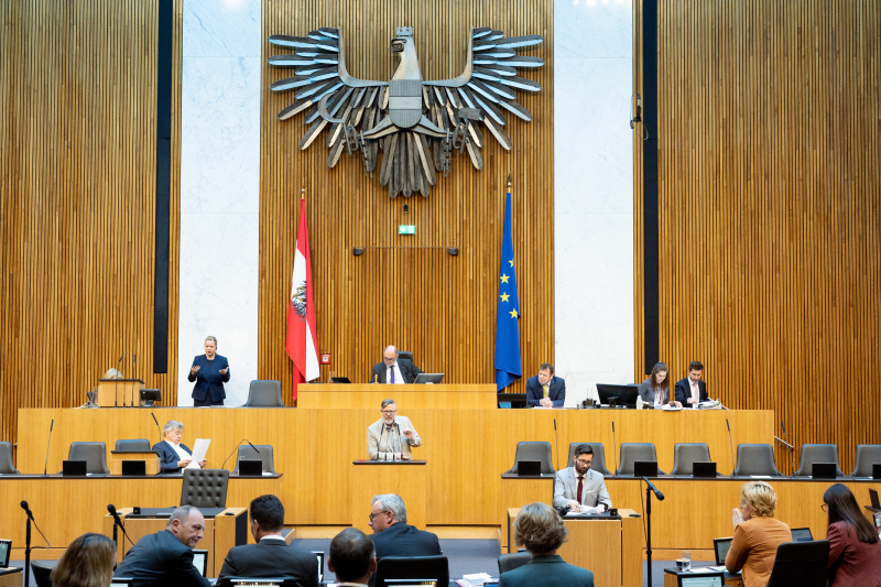 Nationalratsabgeordneter Ralph Schallmeiner (GRÜNE) am Rednerpult