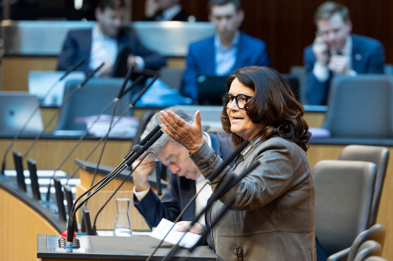Nationalratsabgeordnete Elisabeth Scheucher-Pichler (ÖVP) am Rednerpult