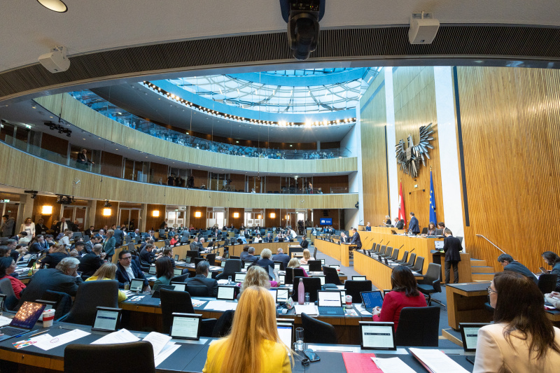 Blick Richtung Sitzungsteilnehmer:innen
