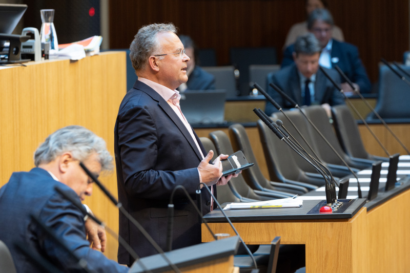 Nationalratsabgeordneter Gerald Hauser (FPÖ) am Rednerpult