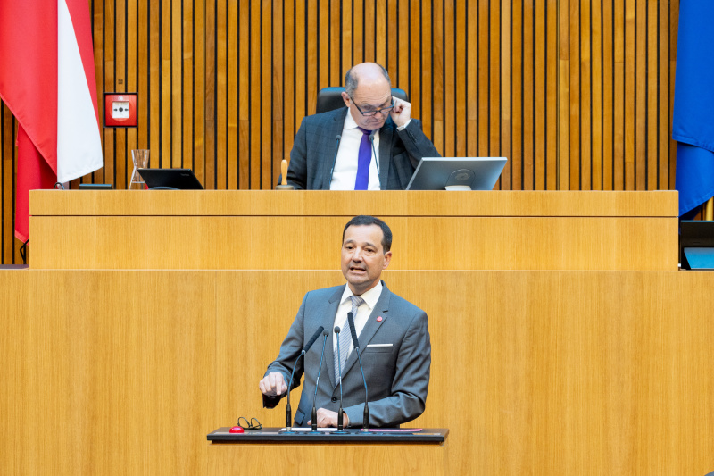 Nationalratsabgeordneter Gerald Loacker (NEOS) am Rednerpult