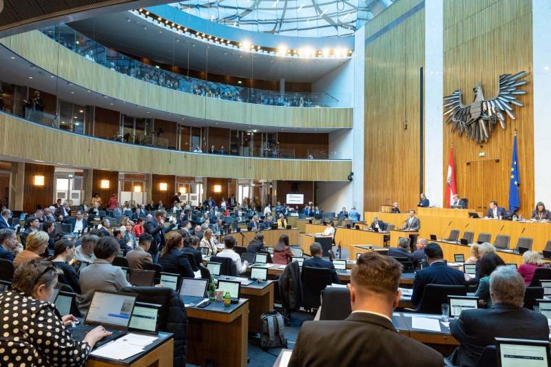 Blick Richtung Sitzungsteilnehmer:innen