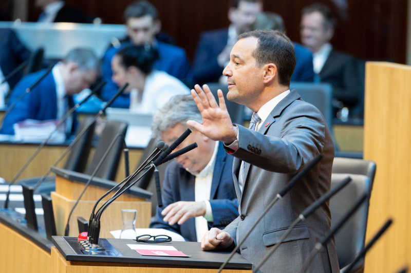 Nationalratsabgeordneter Gerald Loacker (NEOS) am Rednerpult