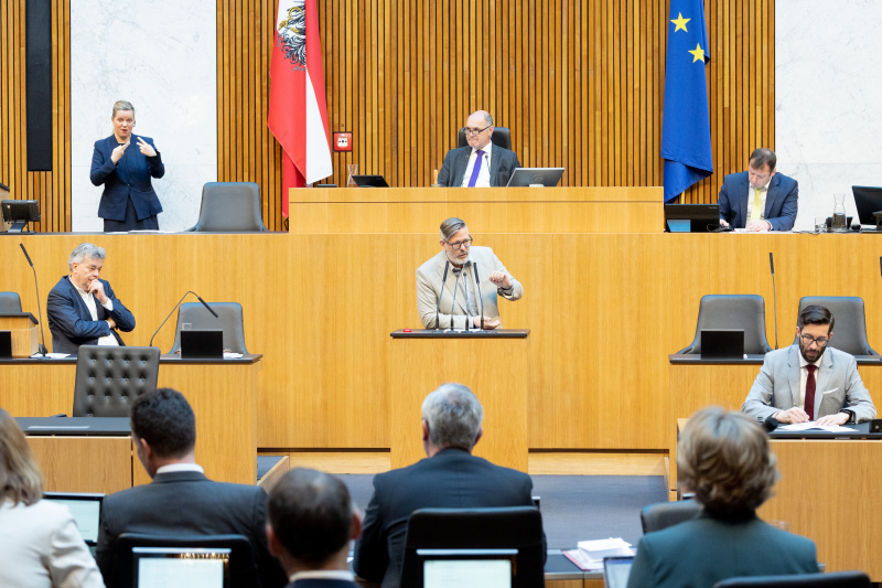 Nationalratsabgeordneter Ralph Schallmeiner (GRÜNE) am Rednerpult