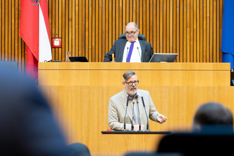 Nationalratsabgeordneter Ralph Schallmeiner (GRÜNE) am Rednerpult