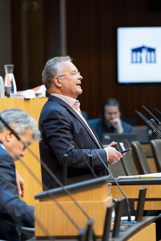 Nationalratsabgeordneter Gerald Hauser (FPÖ) am Rednerpult