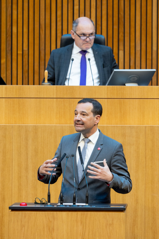 Nationalratsabgeordneter Gerald Loacker (NEOS) am Rednerpult