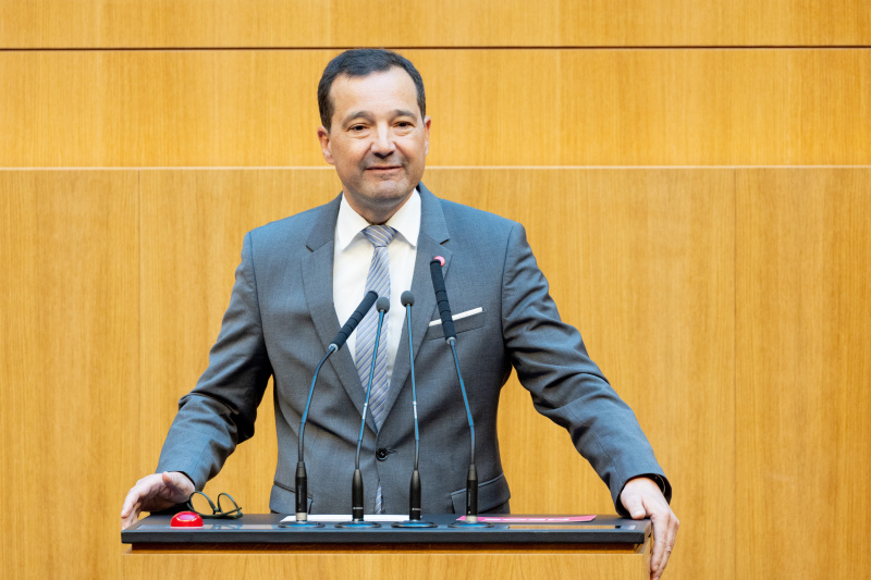 Nationalratsabgeordneter Gerald Loacker (NEOS) am Rednerpult