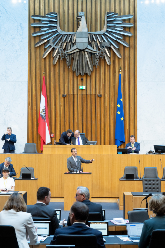 Nationalratsabgeordneter Gerald Loacker (NEOS) am Rednerpult