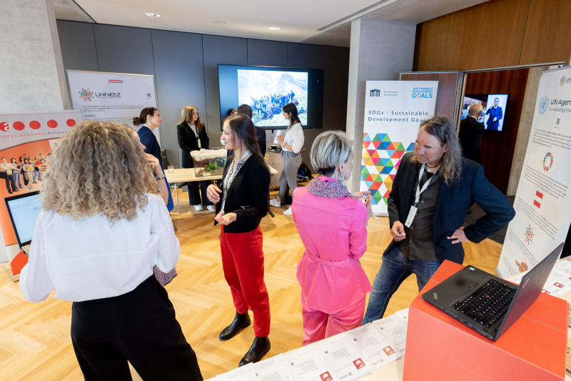 Teilnehmer:innen an den Infoständen