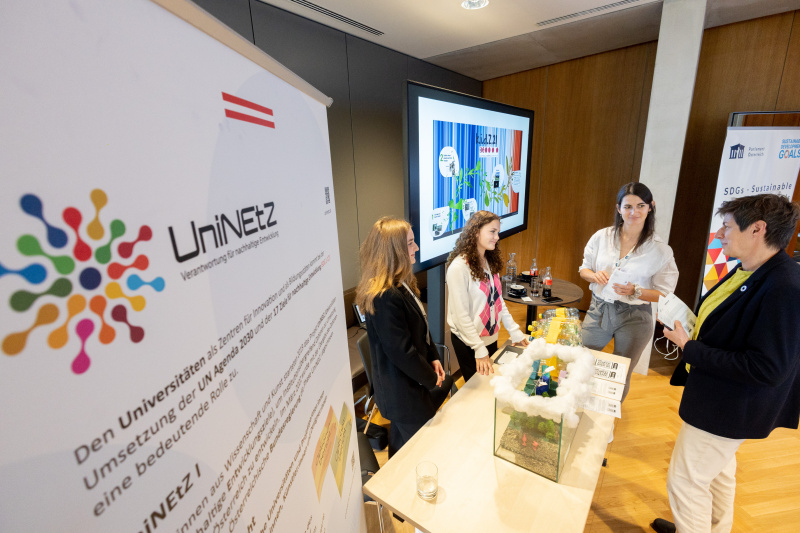 Teilnehmer:innen am Infostand