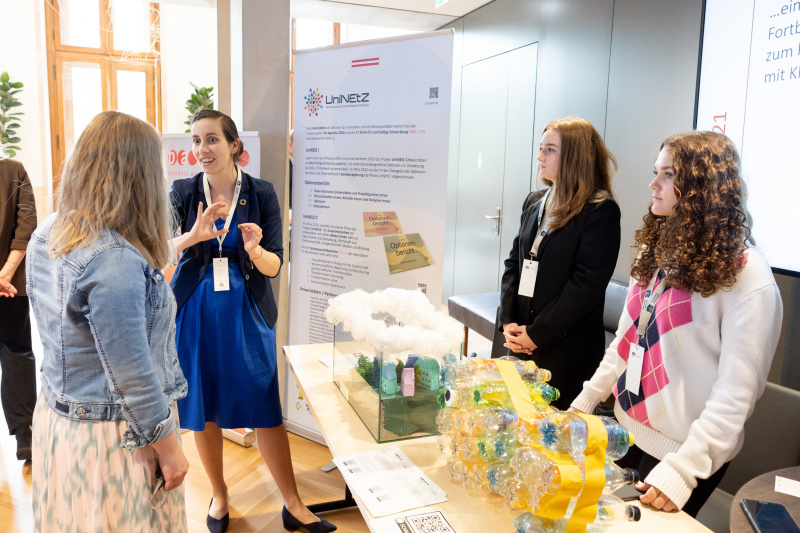 Teilnehmer:innen am Infostand