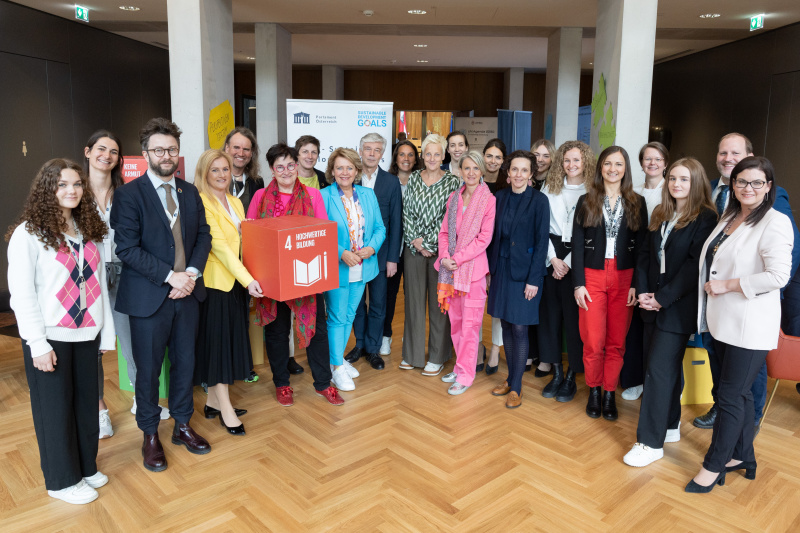 Gruppenfoto mit Mitarbeiter:innen, Parlamentsdirektor Harald Dossi (9. von links) und Nationalratsabgeordneten