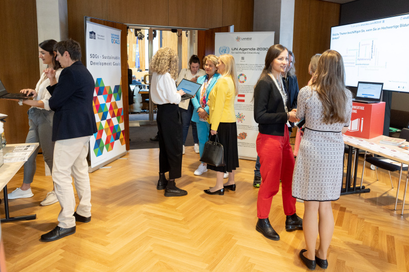 Teilnehmer:innen an den Infoständen