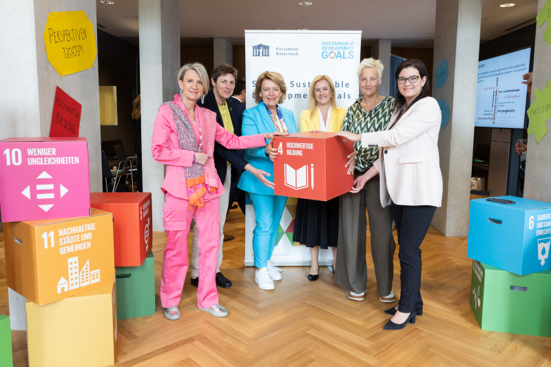 Gruppenfoto mit Vertreterinnen des Unterrichtsausschusses