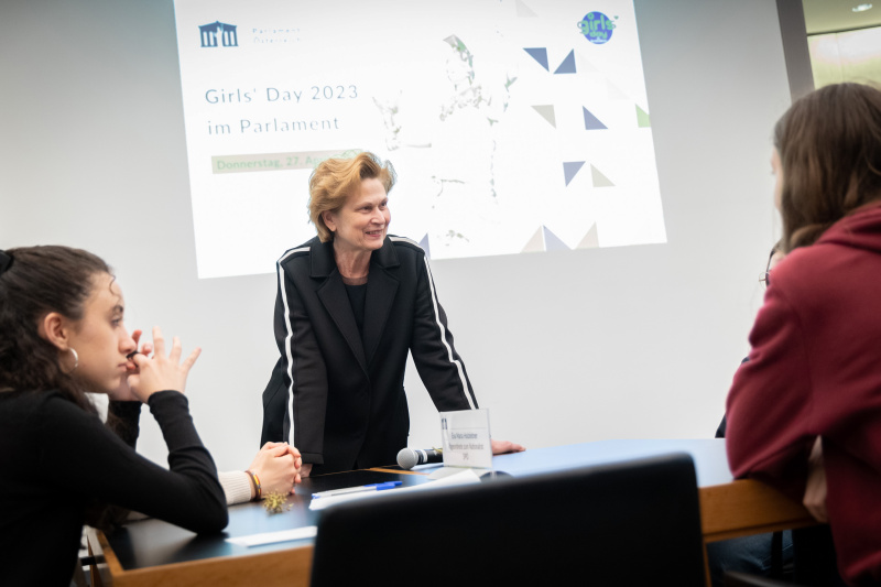 Parlamentsvizedirektorin Susanne Janistyn-Novák mit Teilnehmerinnen