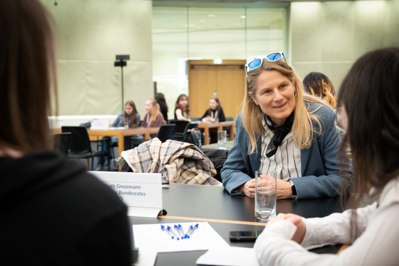 Bundesrätin Elisabeth Grossmann (SPÖ) im Gespräch mit Teilnehmerinnen