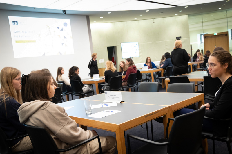 Bundesrätin Elisabeth Wolff (ÖVP) im Gespräch mit Teilnehmerinnen