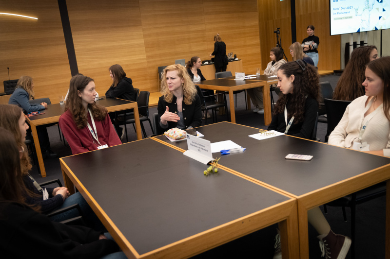 Nationalratsabgeordnete Eva Maria Holzleitner (SPÖ) im Gespräch mit Teilnehmerinnen