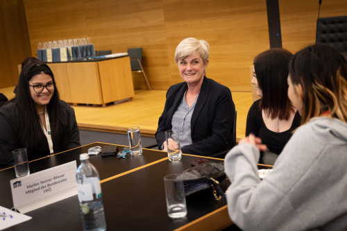 Bundesrätin Marlies Steiner-Wieser (FPÖ) im Gespräch mit Teilnehmerinnen