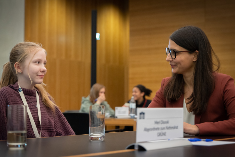 Nationalratsabgeordnete Meri Disoski (GRÜNE) im Gespräch mit Teilnehmerinnen