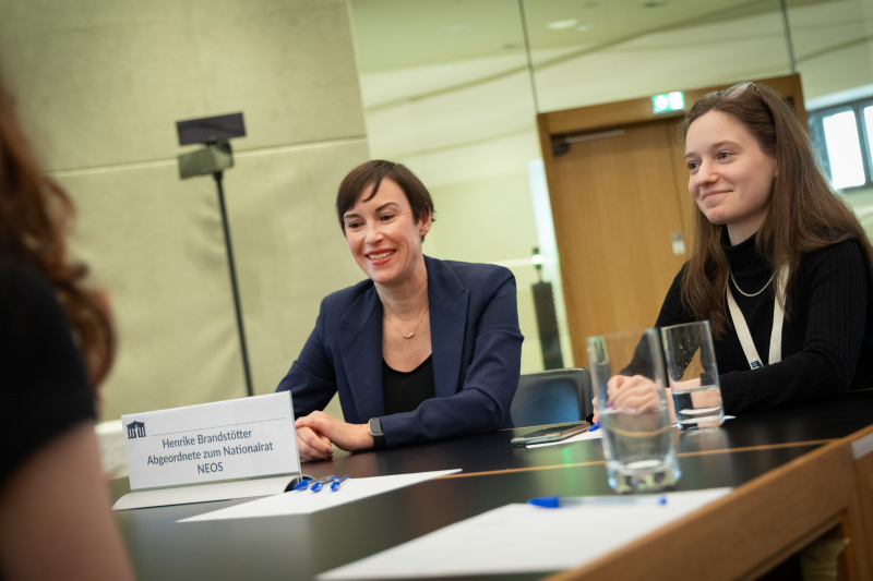 Nationalratsabgeordnete Henrike Brandstötter (NEOS) im Gespräch mit Teilnehmerinnen