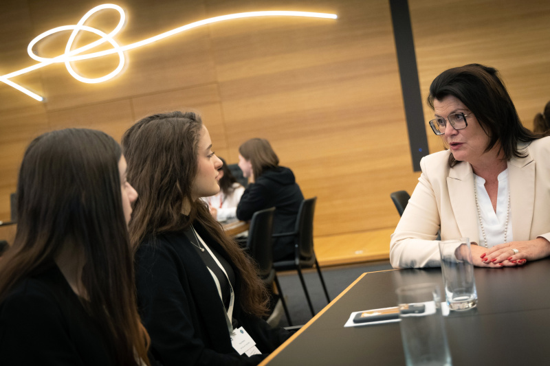 Nationalratsabgeordnete Elisabeth Pfurtscheller (ÖVP) im Gespräch mit Teilnehmerinnen