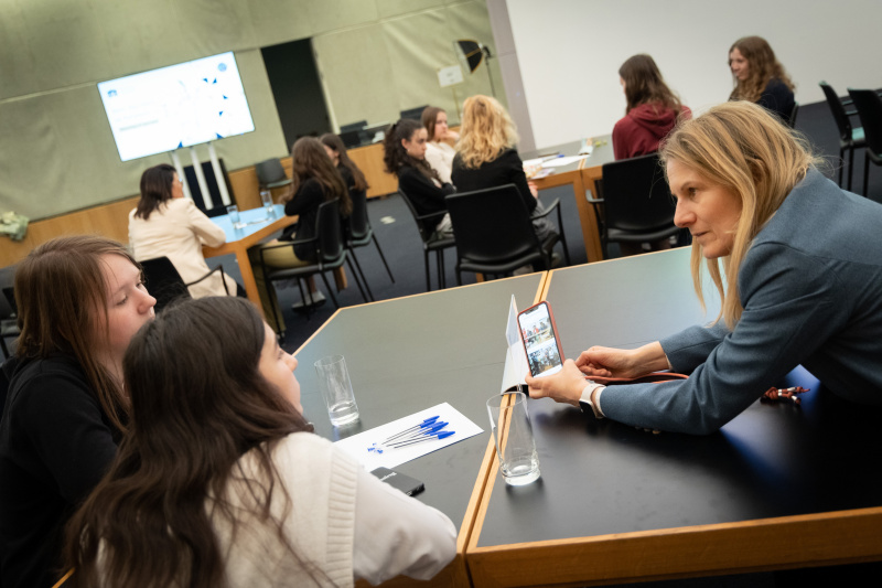 Bundesrätin Elisabeth Grossmann (SPÖ) im Gespräch mit Teilnehmerinnen