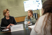 Parlamentsvizedirektorin Susanne Janistyn-Novák im Gespräch mit Teilnehmerinnen