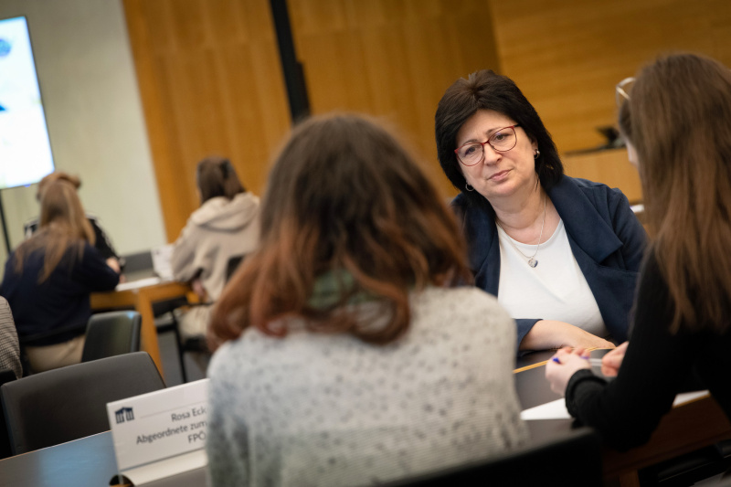 Nationalratsabgeordnete Rosa Ecker (FPÖ) im Gespräch mit Teilnehmerinnen
