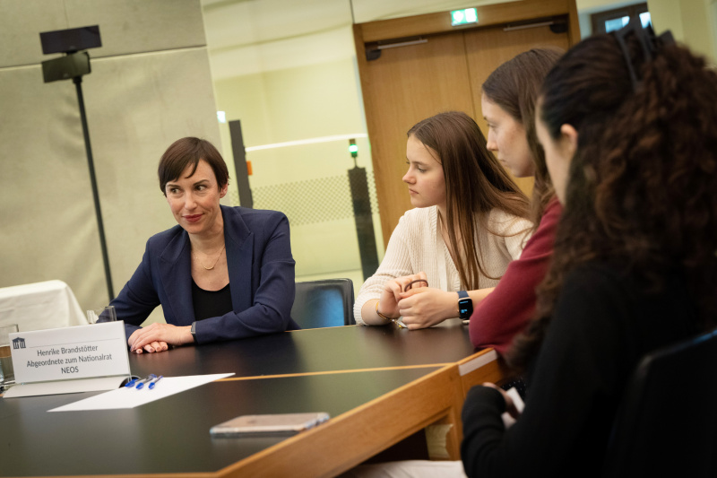 Nationalratsabgeordnete Henrike Brandstötter (NEOS) im Gespräch mit Teilnehmerinnen