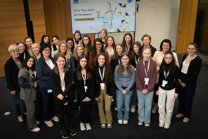 Gruppenfoto mit allen Teilnehmer:innen