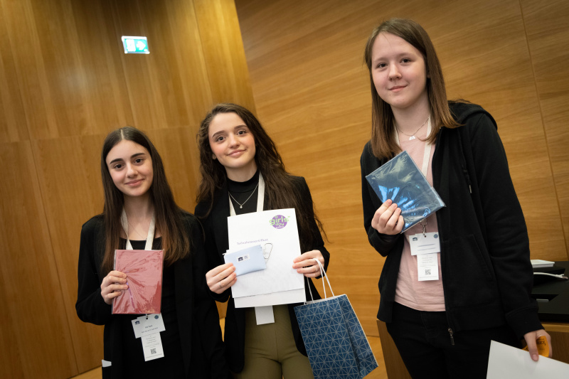 Teilnehmerinnen mit der Girls' Day Urkunde