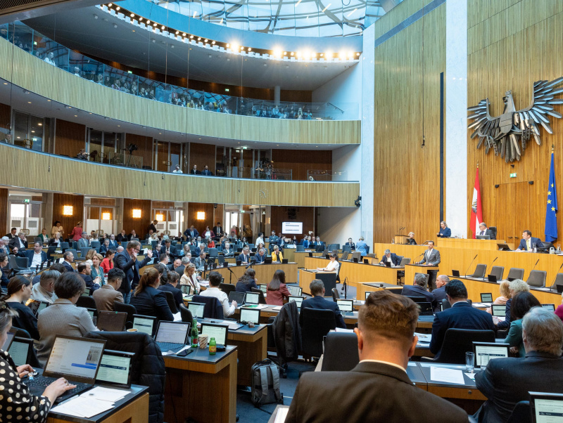 Zahlreiche Abgeordnete im Sitzungssaal des Nationalrats