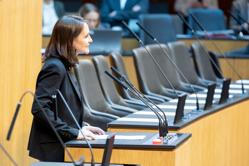 Am Rednerpult Nationalratsabgeordnete Corinna Scharzenberger (ÖVP)